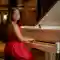 Sofía Figuera Lairet frente al piano - Yamaha Young Artist, escritora e ilustradora de Compositoras del Mundo